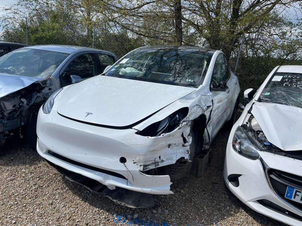 Tesla Model%20Y 350 AWD Long Range / GB905