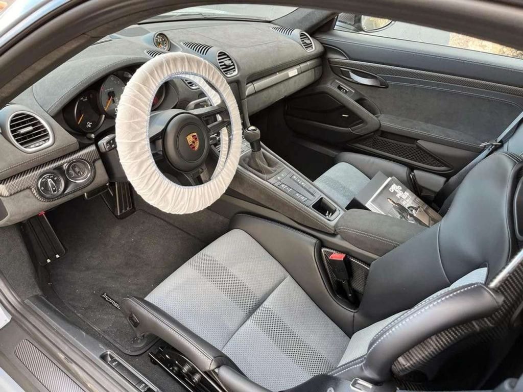 Porsche Cayman GT4 RS
