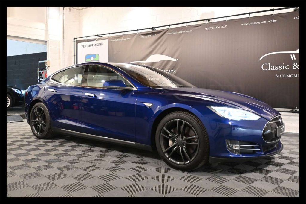 Tesla Model%20S 85d DUAL MOTOR / 4X4 / AUTOPILOT / DISTRONIC